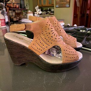 NWOT J41 PLATFORM SANDALS TAN 7